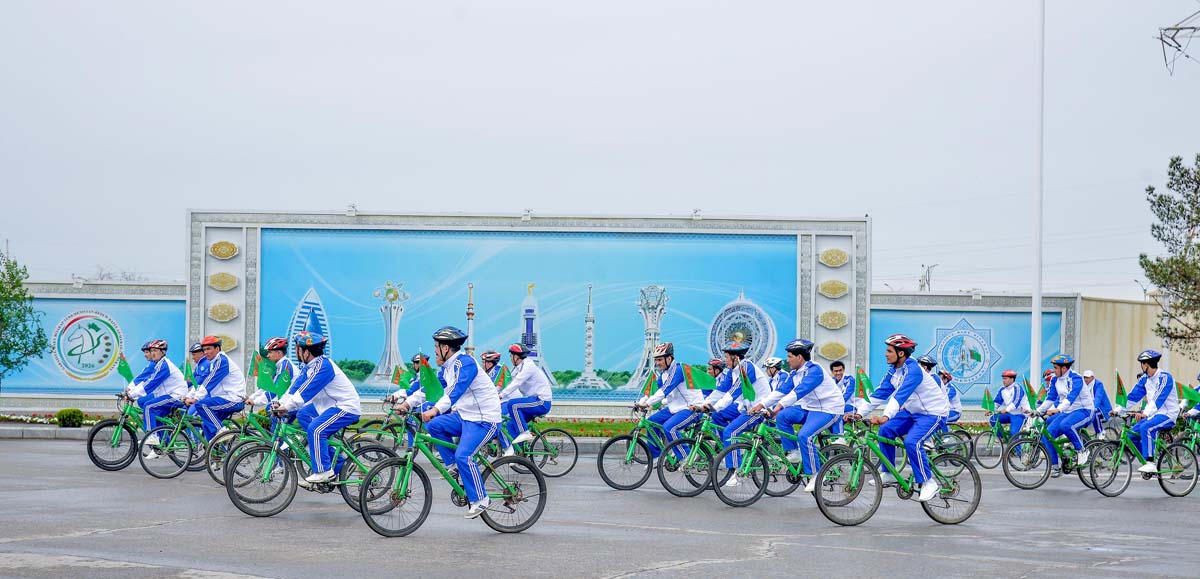 Президент Сердар Бердымухамедов принял участие в массовом велопробеге